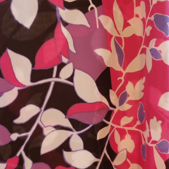 Flowey Floral Sleeveless Blouse - Picture 3 of 6